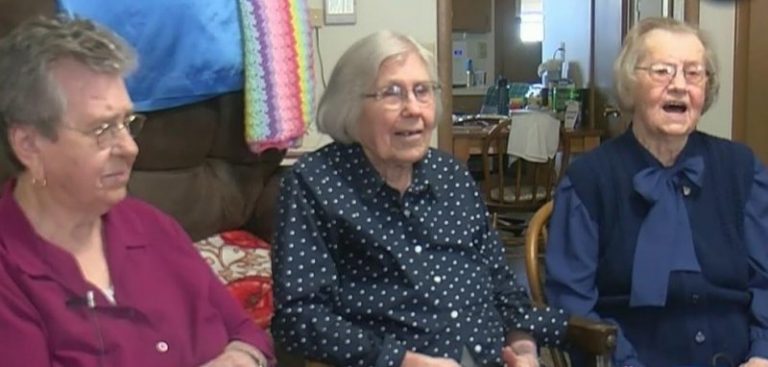 Kobieta świętuje swoje setne urodziny wraz z 104 i 102-letnim rodzeństwem.